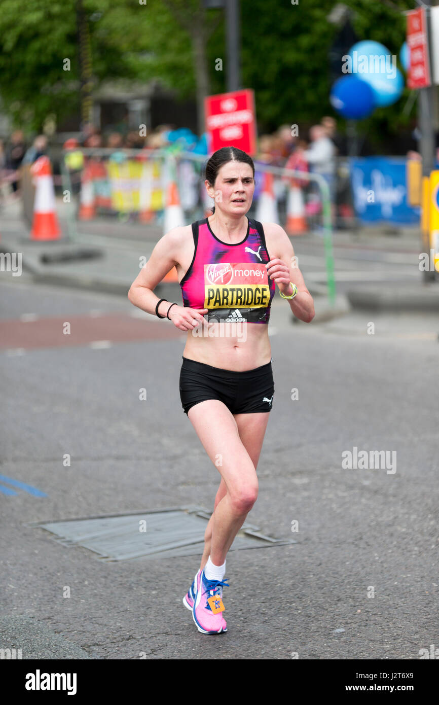 Susan Partridge s'exécutant dans la Vierge Argent Marathon de Londres 2017, l'Autoroute, Londres, Royaume-Uni. Banque D'Images