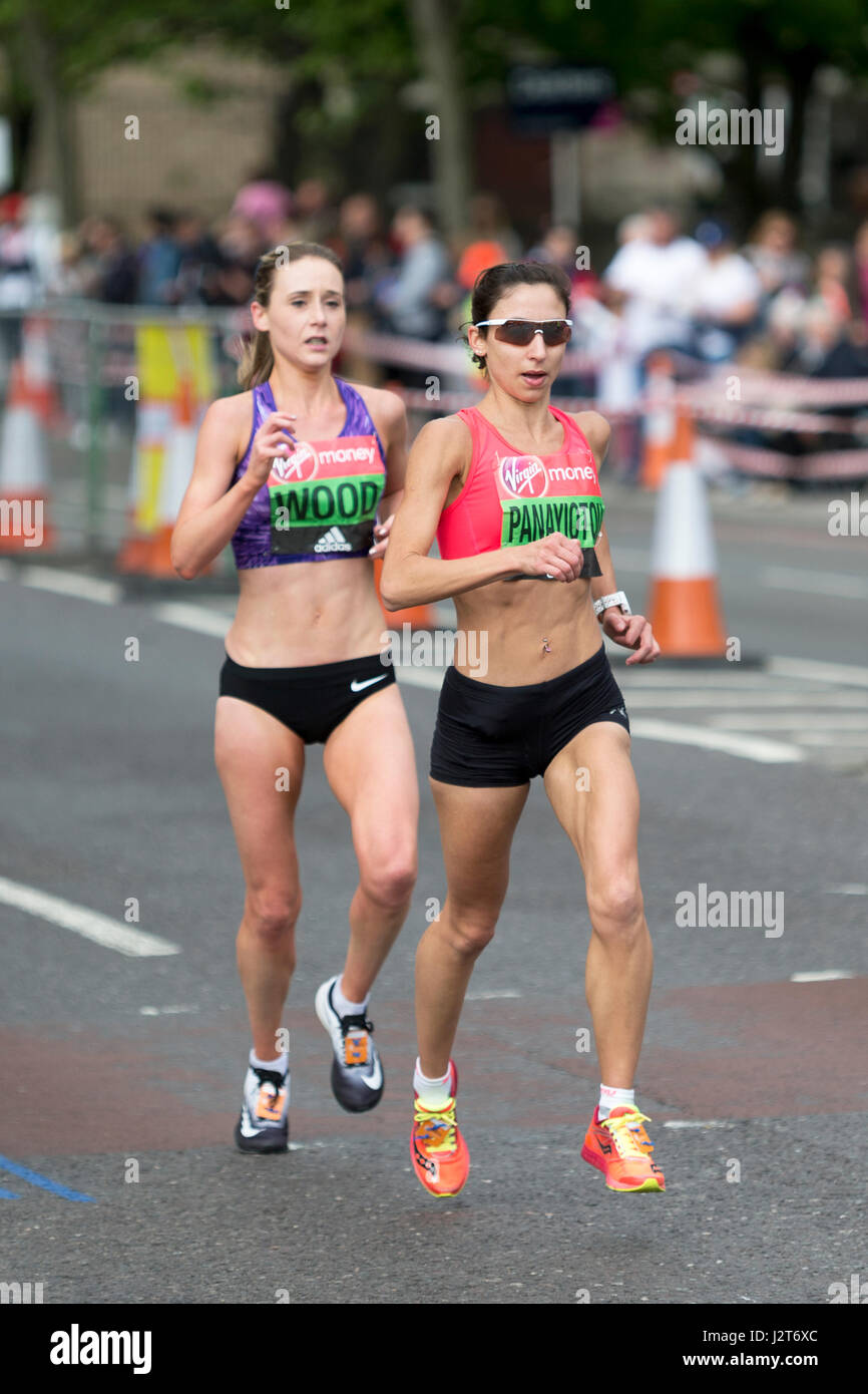 Casey Wood & Melanie Panayiotou s'exécutant dans la Vierge Argent Marathon de Londres 2017, l'Autoroute, Londres, Royaume-Uni. Banque D'Images