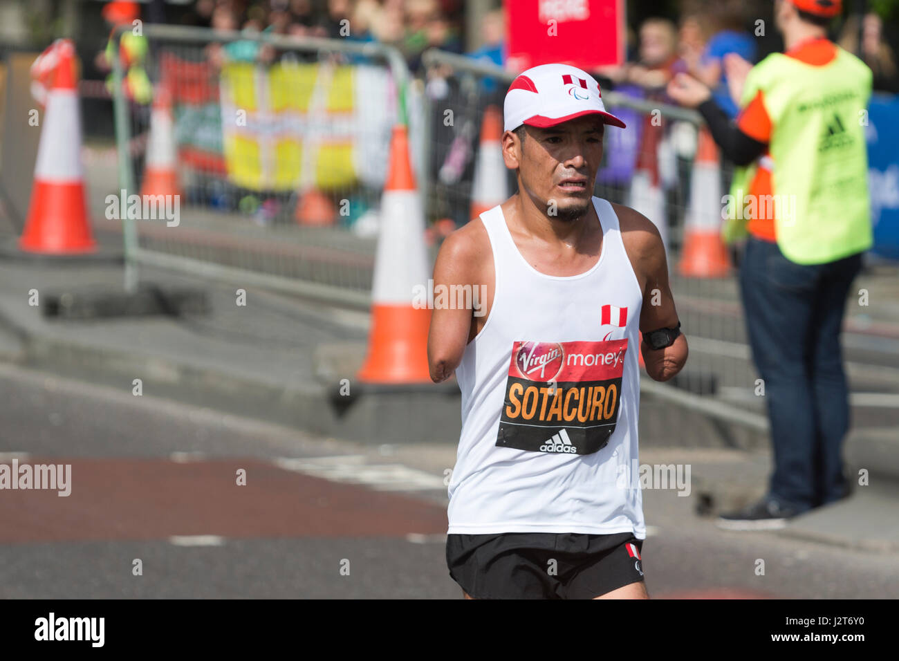 Efrain Sotacuro s'exécutant dans la Vierge Argent Marathon de Londres 2017, l'Autoroute, London, UK Banque D'Images