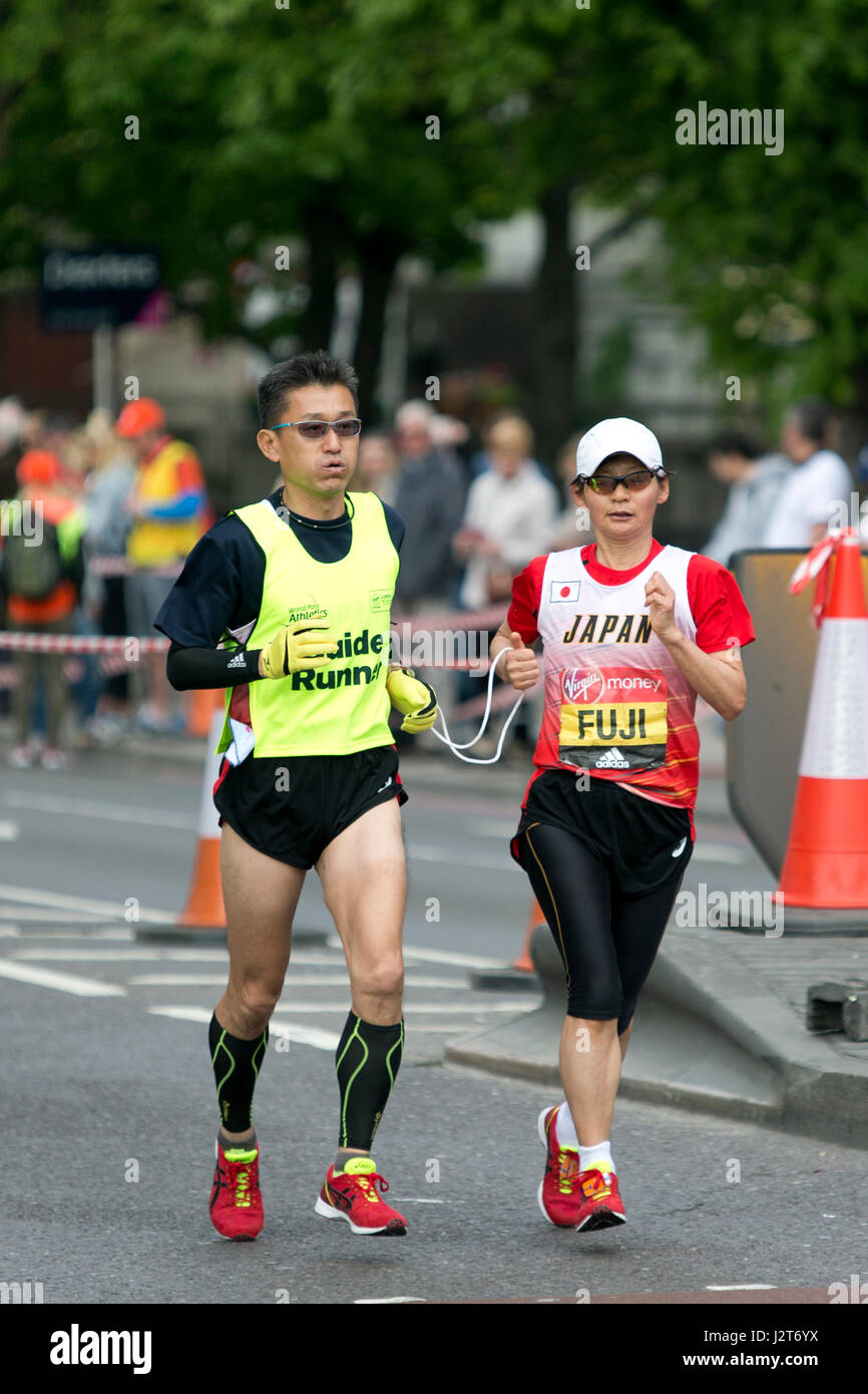 Yumiko Fuji s'exécutant dans la Vierge Argent Marathon de Londres 2017, l'Autoroute, London, UK Banque D'Images