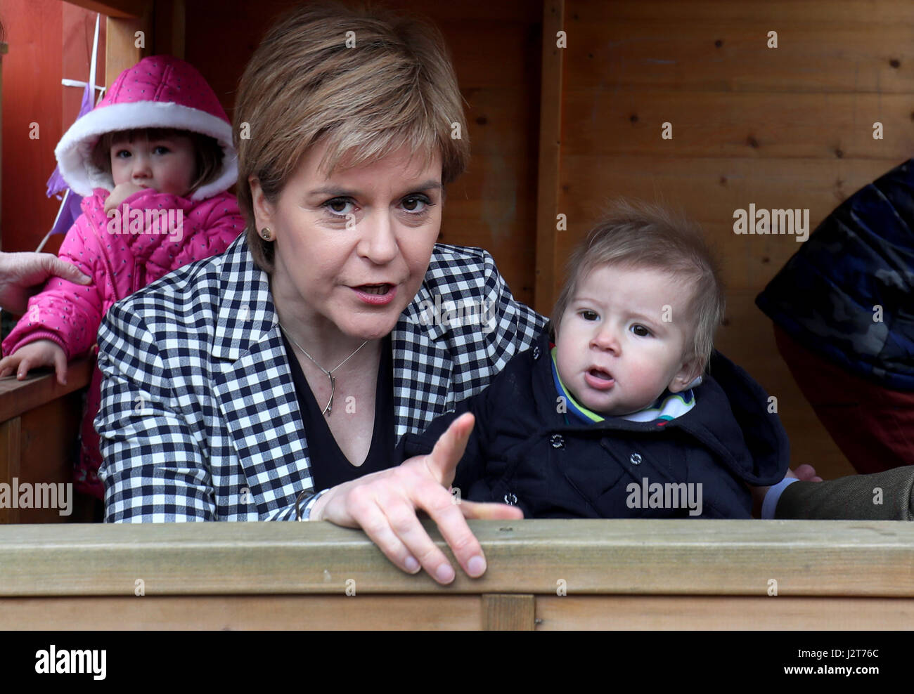 Leader Nicola Sturgeon SNP avec Alastair Ruddick, 9 mois, lors d'une visite à une garderie à des rêves en pépinière Landes, Aberdeenshire, sur le sentier de la campagne électorale. Banque D'Images