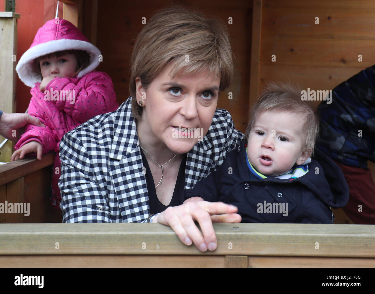 Leader Nicola Sturgeon SNP avec Alastair Ruddick, 9 mois, lors d'une visite à une garderie à des rêves en pépinière Landes, Aberdeenshire, sur le sentier de la campagne électorale. Banque D'Images