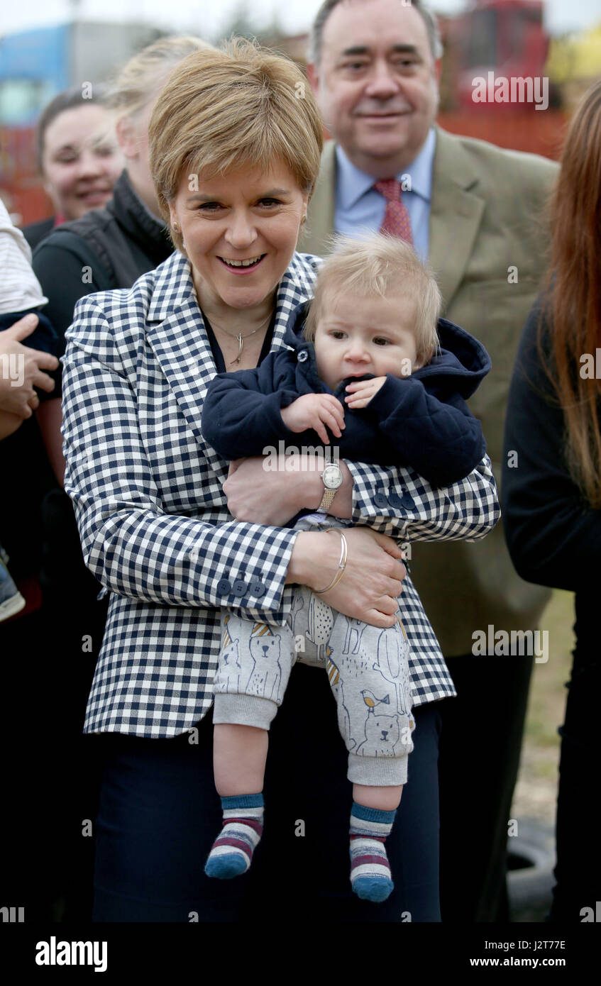 Leader Nicola Sturgeon SNP avec Alastair Ruddick, 9 mois, lors d'une visite à une garderie à des rêves en pépinière Landes, Aberdeenshire, sur le sentier de la campagne électorale. Banque D'Images
