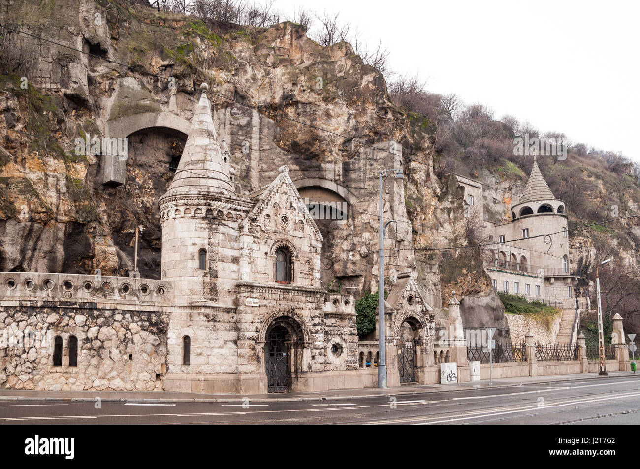 Façade de l'église rupestre situé à l'intérieur de la colline Gellert à Budapest, Hongrie Banque D'Images