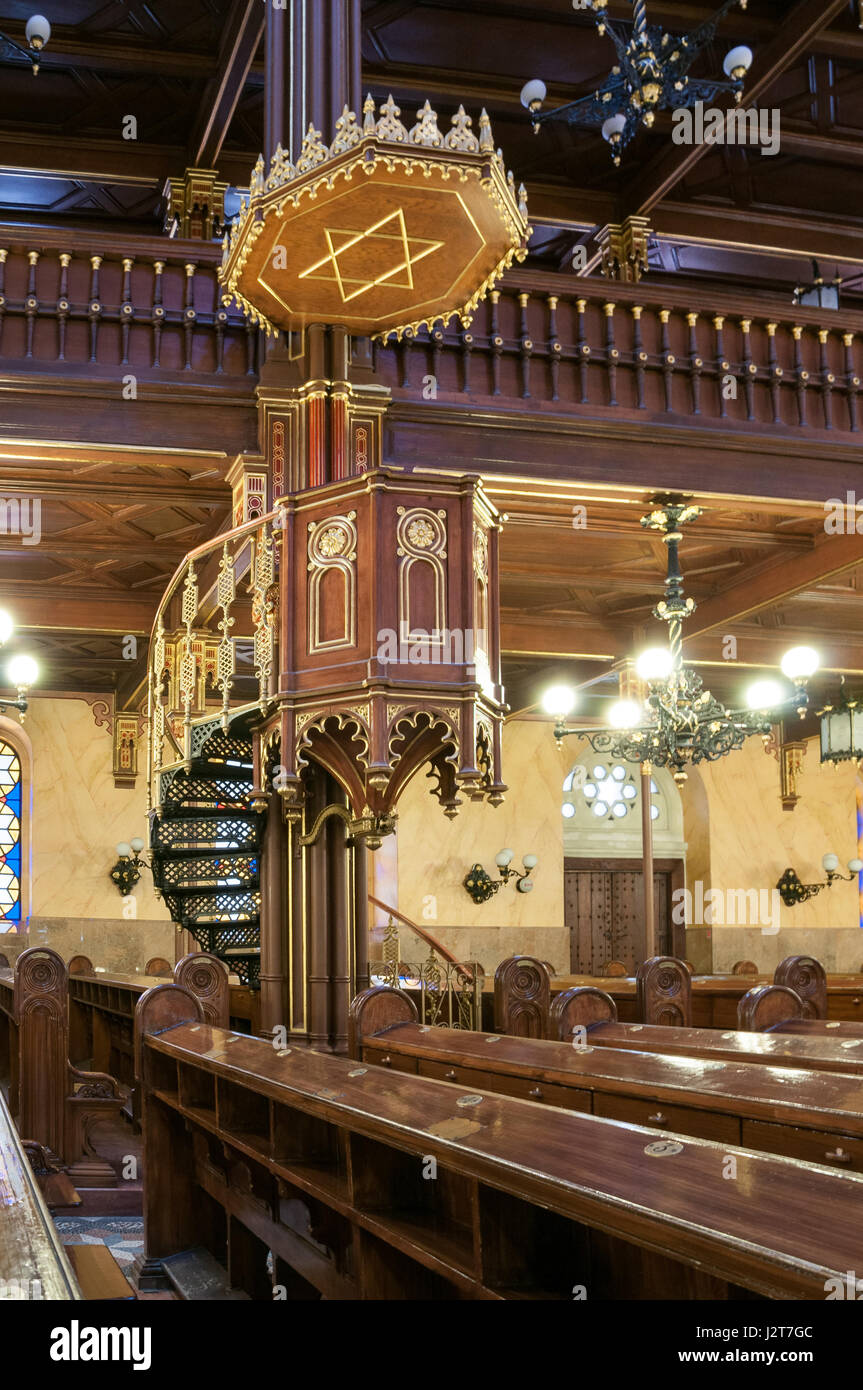 BUDAPEST, HONGRIE - le 21 février 2016 : l'intérieur de la Grande Synagogue ou Tabakgasse synagogue de Budapest, Hongrie. C'est la plus grande synagogue dans l'UE Banque D'Images