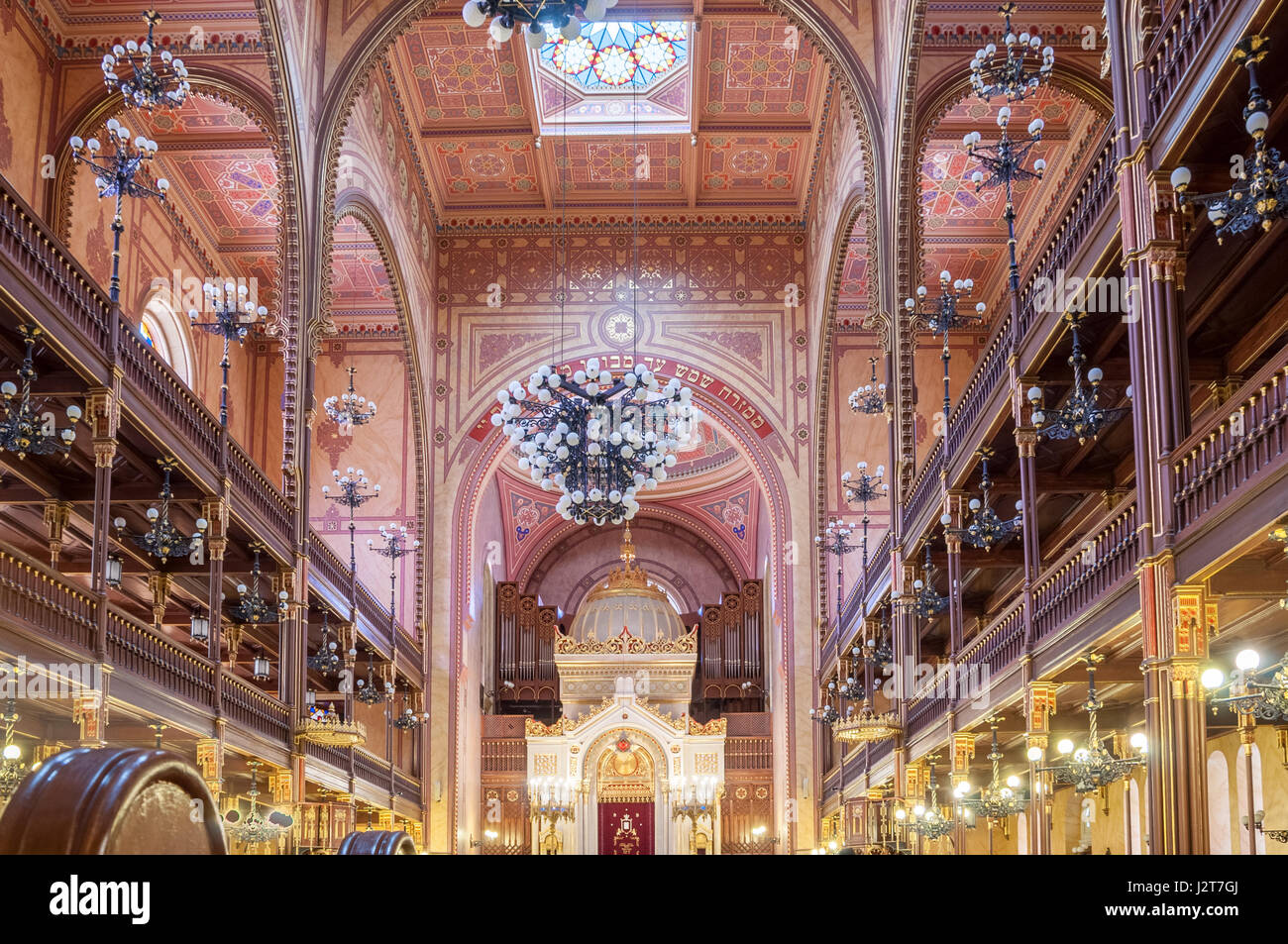 BUDAPEST, HONGRIE - le 21 février 2016 : l'intérieur de la Grande Synagogue ou Tabakgasse synagogue de Budapest, Hongrie. C'est la plus grande synagogue dans l'UE Banque D'Images