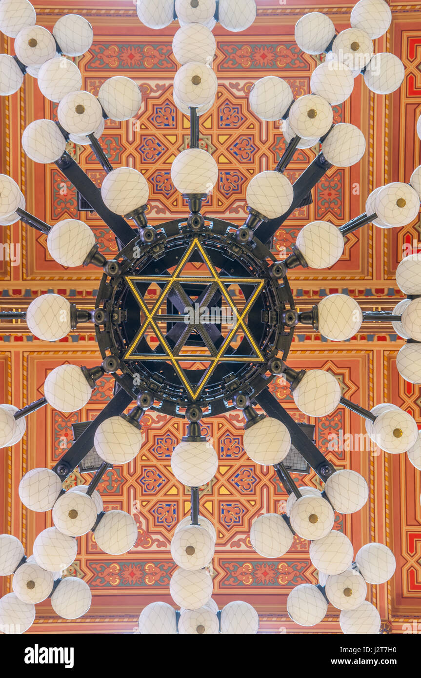BUDAPEST, HONGRIE - le 21 février 2016 : plafond dans la Grande Synagogue est un bâtiment historique de Budapest, Hongrie. C'est la plus grande synagogue dans l'UE Banque D'Images