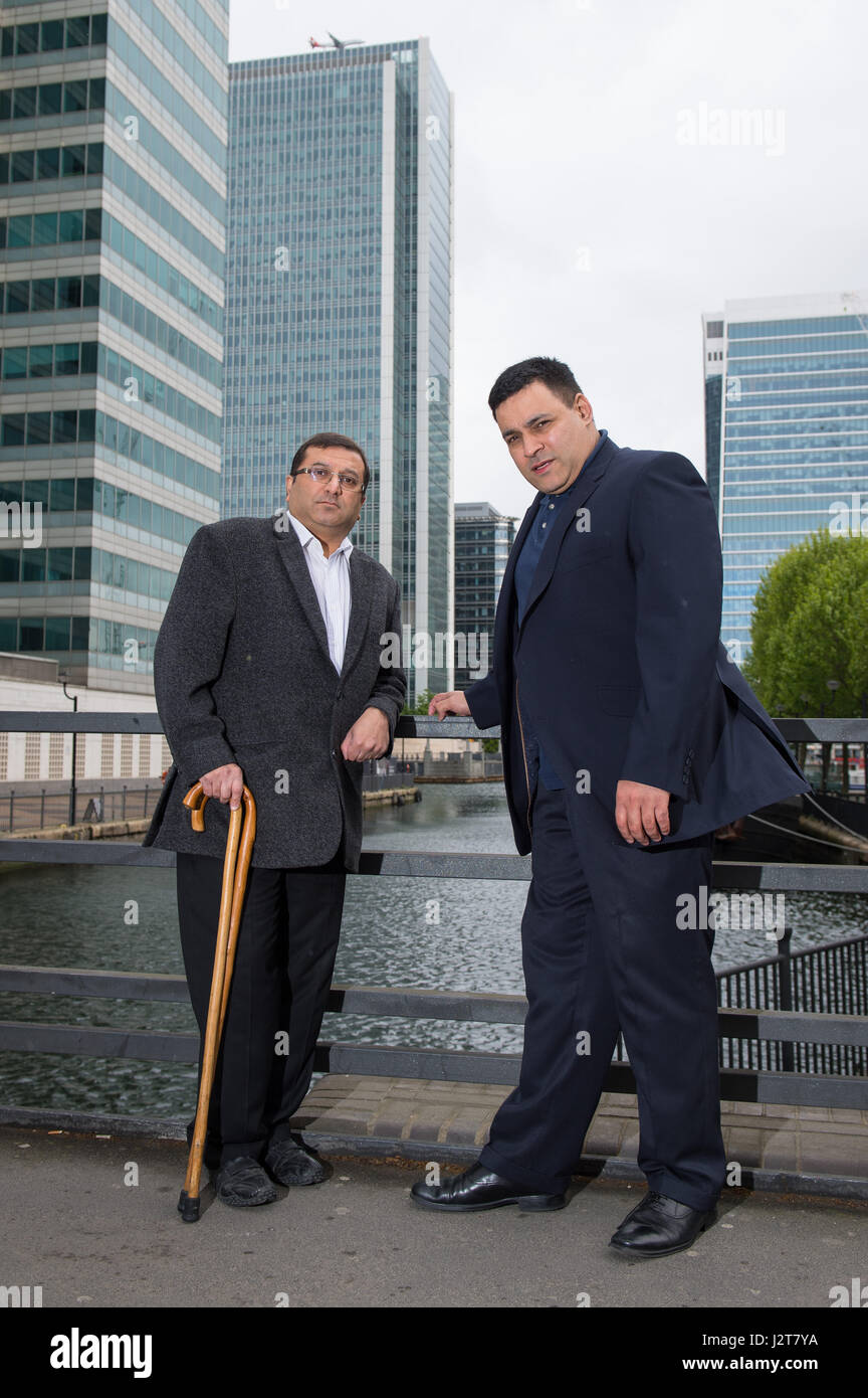 Ihsan Bashir (à gauche) avec le chef de la campagne des victimes Docklands Jonathan groupe Ganesh, dans les Docklands, dans l'Est de Londres, le frère de M. Bashir l'INAM a été l'un des deux mourir après un IRA bombe a explosé dans le centre de les Docklands de Londres. Banque D'Images