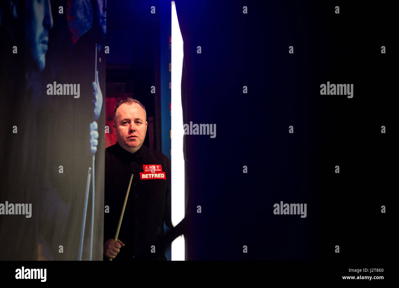 John Higgins en attente pendant 17 jours dans les coulisses du Championnat du monde de snooker Betfred à The Crucible Theatre, Sheffield. Banque D'Images