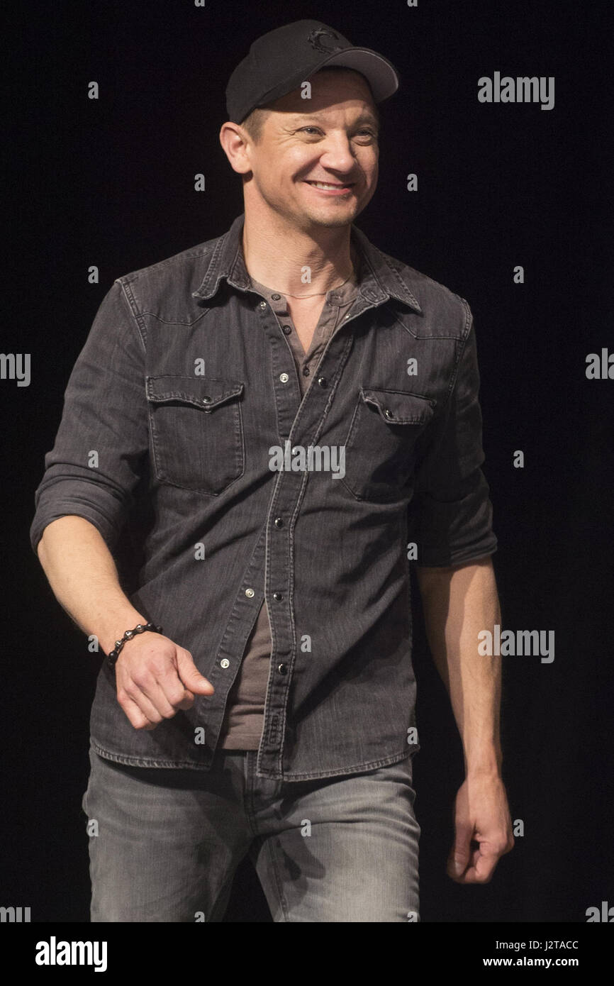 Calgary, Alberta, Canada. Apr 30, 2017. L'acteur Jeremy Renner assiste à Calgary Entertainment Expo pour discuter de l'univers cinématographique de Marvel. Credit : Baden Roth/ZUMA/Alamy Fil Live News Banque D'Images