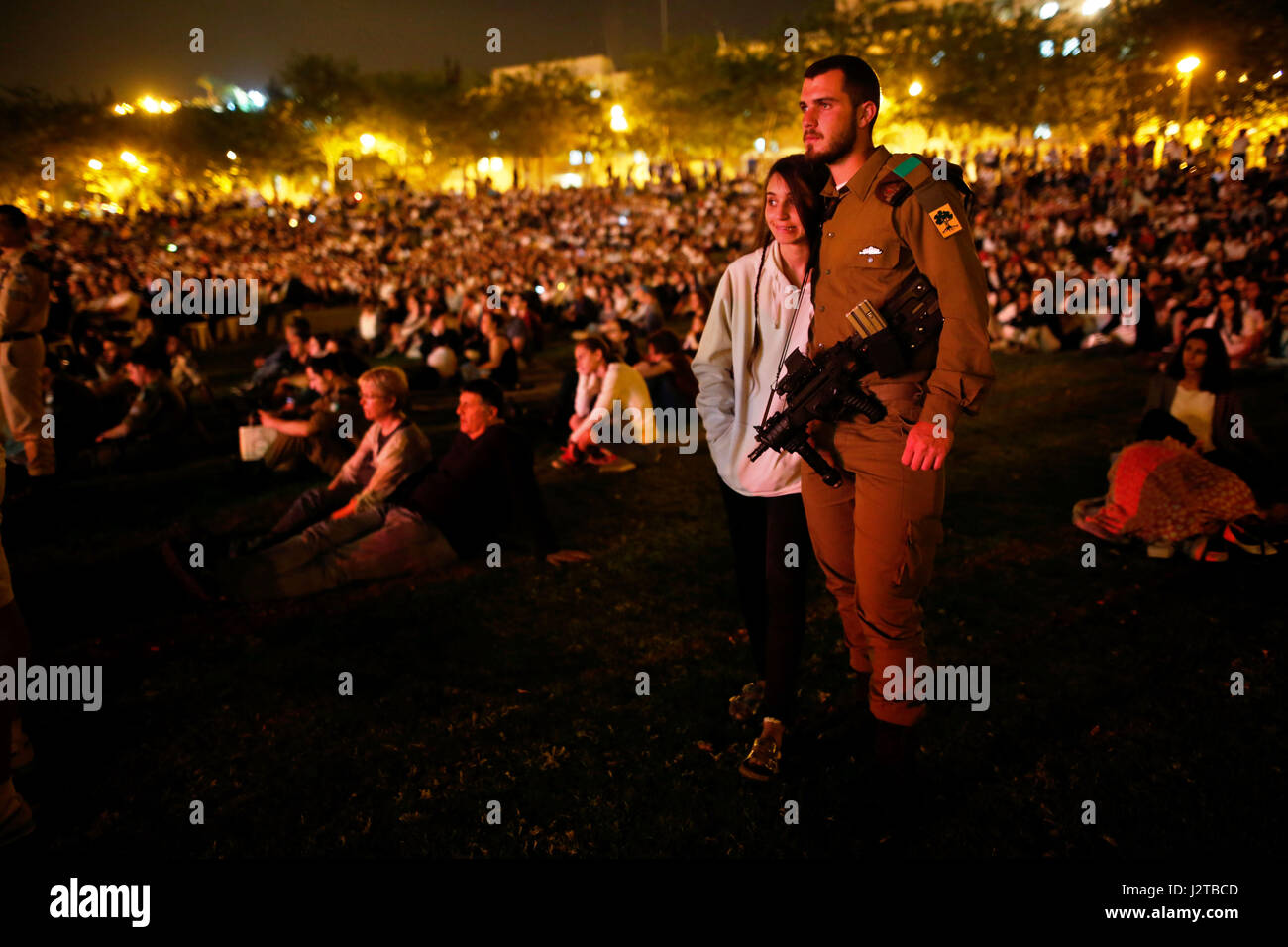 Modi'in. Apr 30, 2017. Les citoyens israéliens et les soldats prennent part à une cérémonie soulignant le Jour du Souvenir à Modi'in, le 30 avril 2017. Credit : Gil Cohen Magen/Xinhua/Alamy Live News Banque D'Images