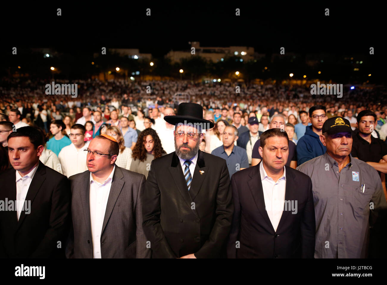 Modi'in. Apr 30, 2017. Les citoyens israéliens et les soldats se tenir en silence au cours d'une cérémonie marquant la Journée du souvenir à Modi'in, le 30 avril 2017. Credit : Gil Cohen Magen/Xinhua/Alamy Live News Banque D'Images