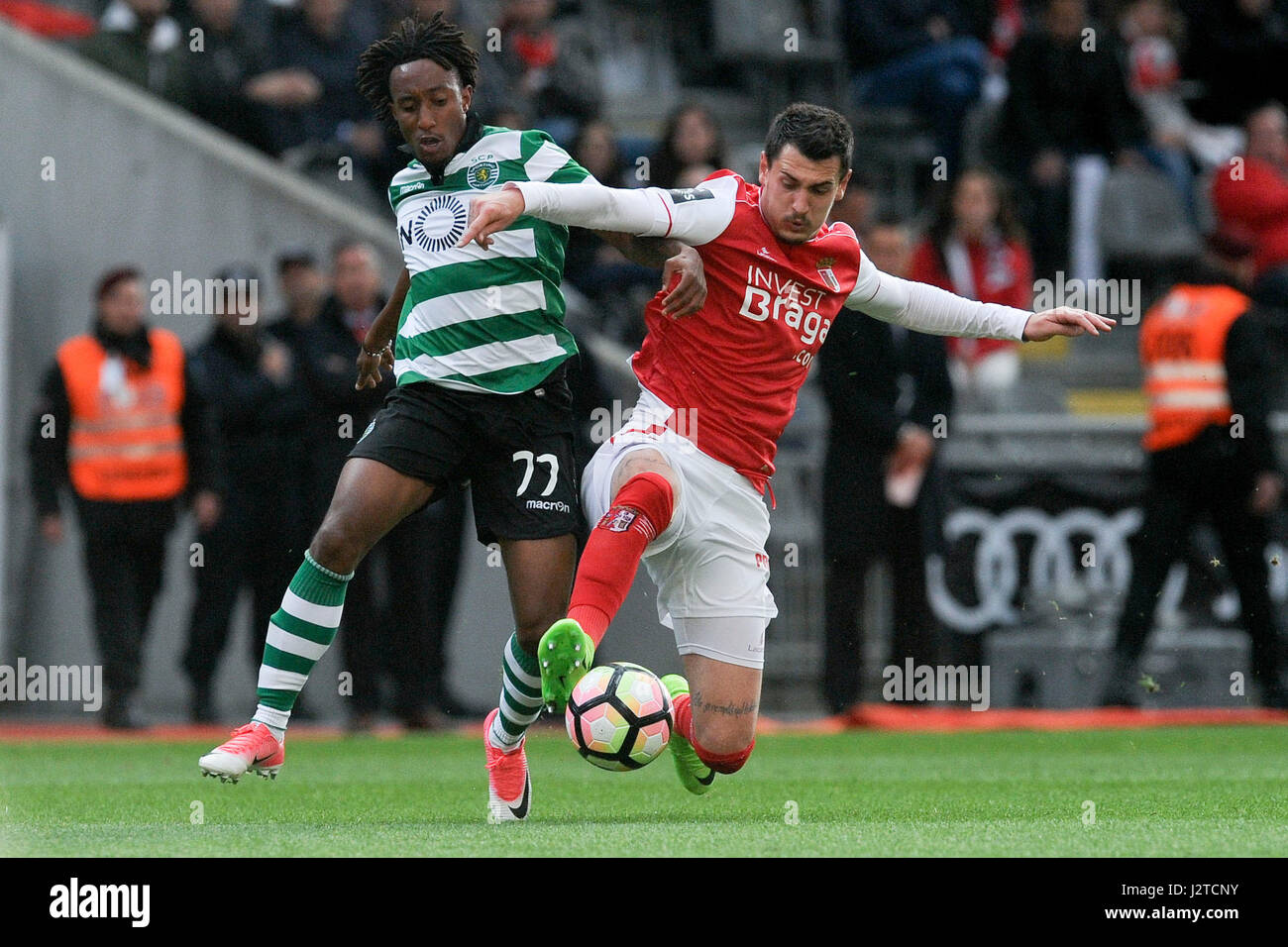 Braga, Portugal. Apr 30, 2017. Les sportifs Gelson Martins (L) le dispute à  Braga's Lazar Rosic durant la Ligue portugaise match de foot entre SC Braga  et Sporting CP au Stade Municipal