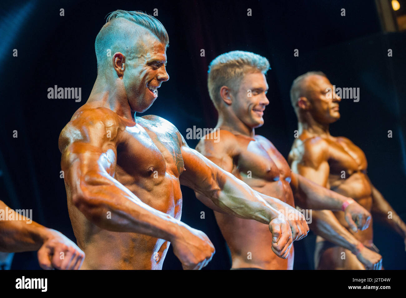 Vilnius, Lituanie. Apr 30, 2017. Les culturistes en compétition lors du CNA Vilnius Open Cup 2017 Tournoi International Club de culturisme à Vilnius, capitale de la Lituanie, le 30 avril 2017. Alfredas Crédit : Pliadis/Xinhua/Alamy Live News Banque D'Images