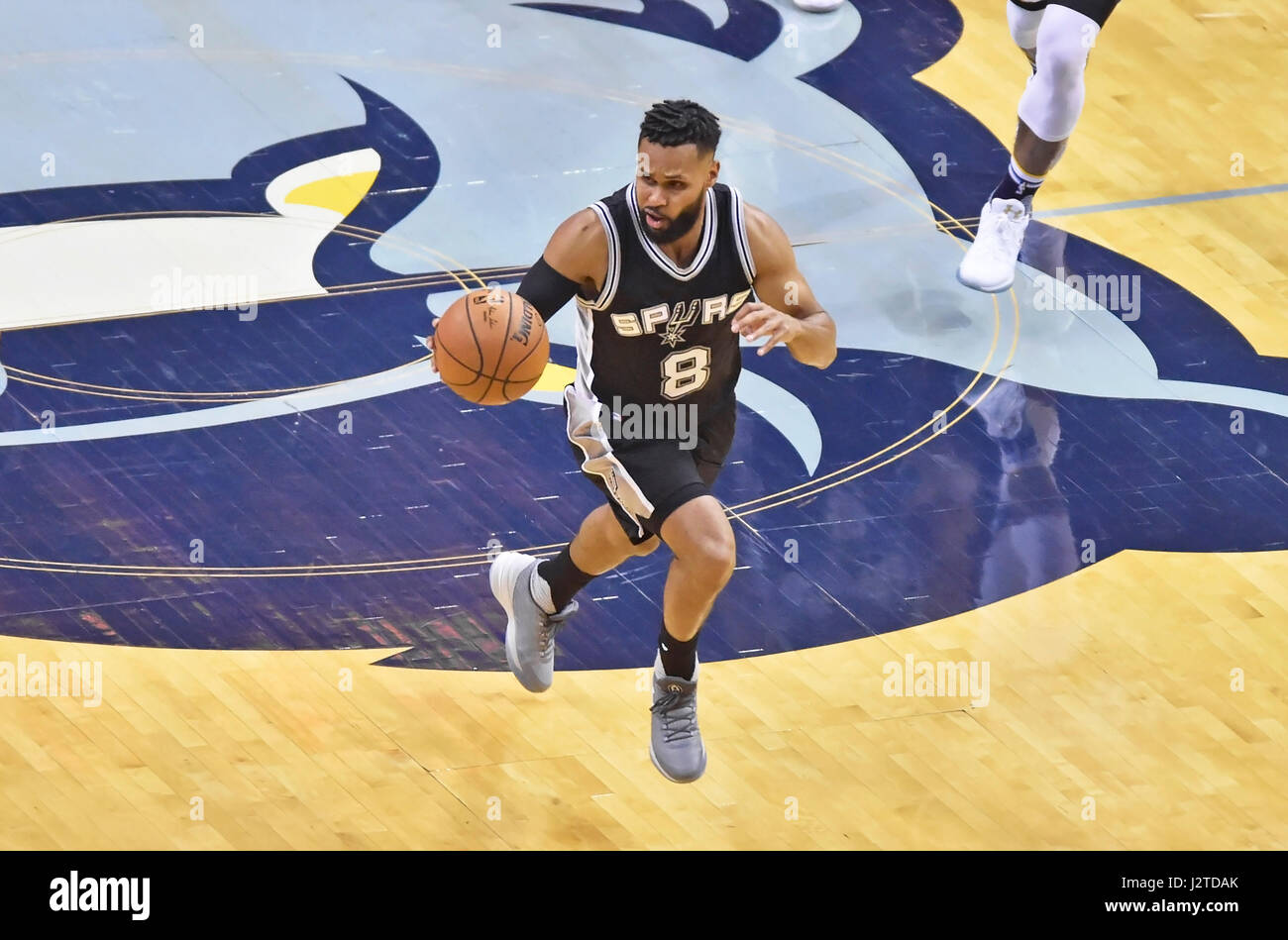 22 avril 2017 : San Antonio Spurs guard Patty Mills s'arrête à une pause rapide au cours du premier trimestre de jeu 4 d'un match NBA contre les Memphis Grizzlies au FedEx Forum de Memphis, TN. Memphis a remporté en prolongation 110-108. McAfee Austin/CSM Banque D'Images