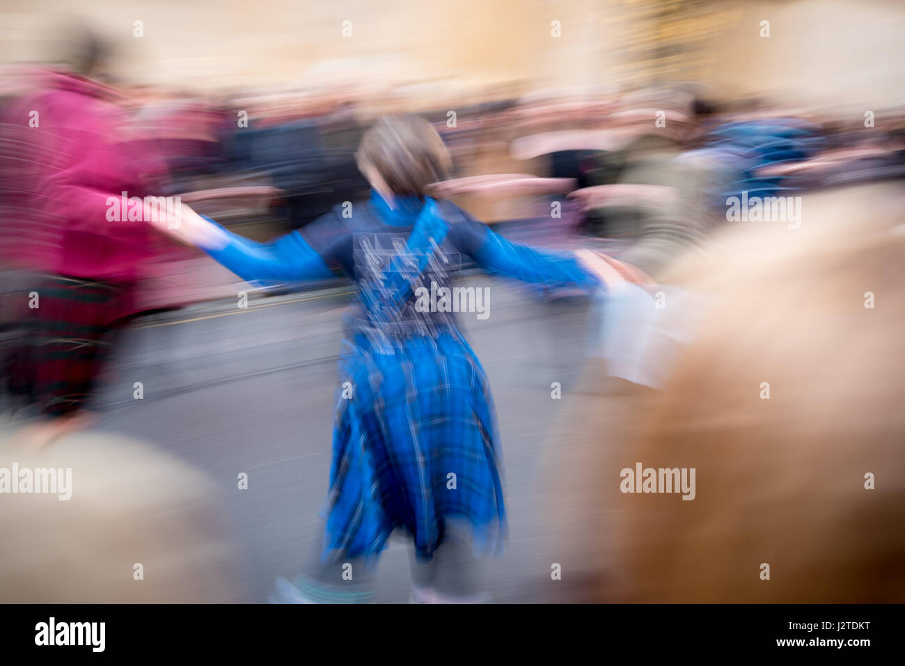 Oxford, UK. 1er mai 2017. Fêtards Mayday au milieu de la ville de célébrer le lever du soleil avec des danses, des costumes et de chant. Mai au matin à Oxford est rempli de fêtards et danseurs Morris. Andrew Walmsley/Alamy Live News Banque D'Images