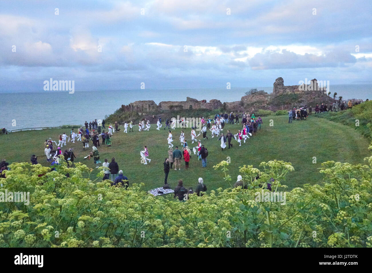 Hastings, East Sussex, UK. 1er mai 2017. Les fêtards et les spectateurs rejoindre Morris Dancers par château de Hastings à la danse du soleil jusqu'à l'aube du jour de mai. Banque D'Images