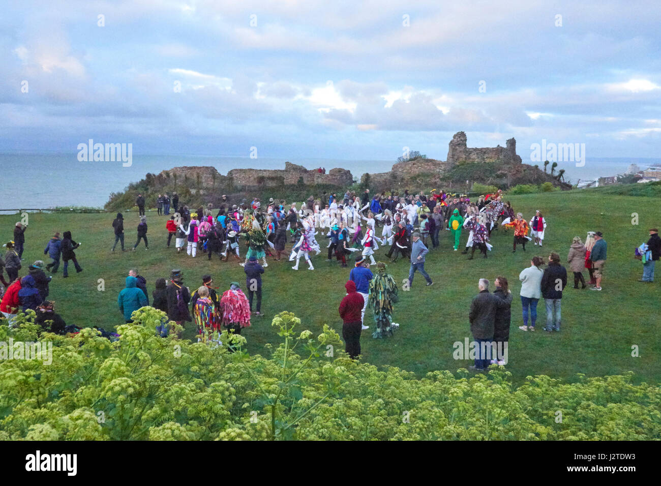 Hastings, East Sussex, UK. 1er mai 2017. Les fêtards et les spectateurs rejoindre Morris Dancers par château de Hastings à la danse du soleil jusqu'à l'aube du jour de mai. Banque D'Images