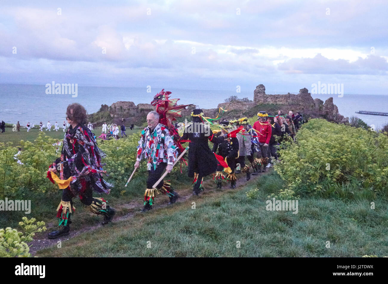 Hastings, East Sussex, UK. 1er mai 2017. Les fêtards et les spectateurs rejoindre Morris Dancers par château de Hastings à la danse du soleil jusqu'à l'aube du jour de mai. Banque D'Images