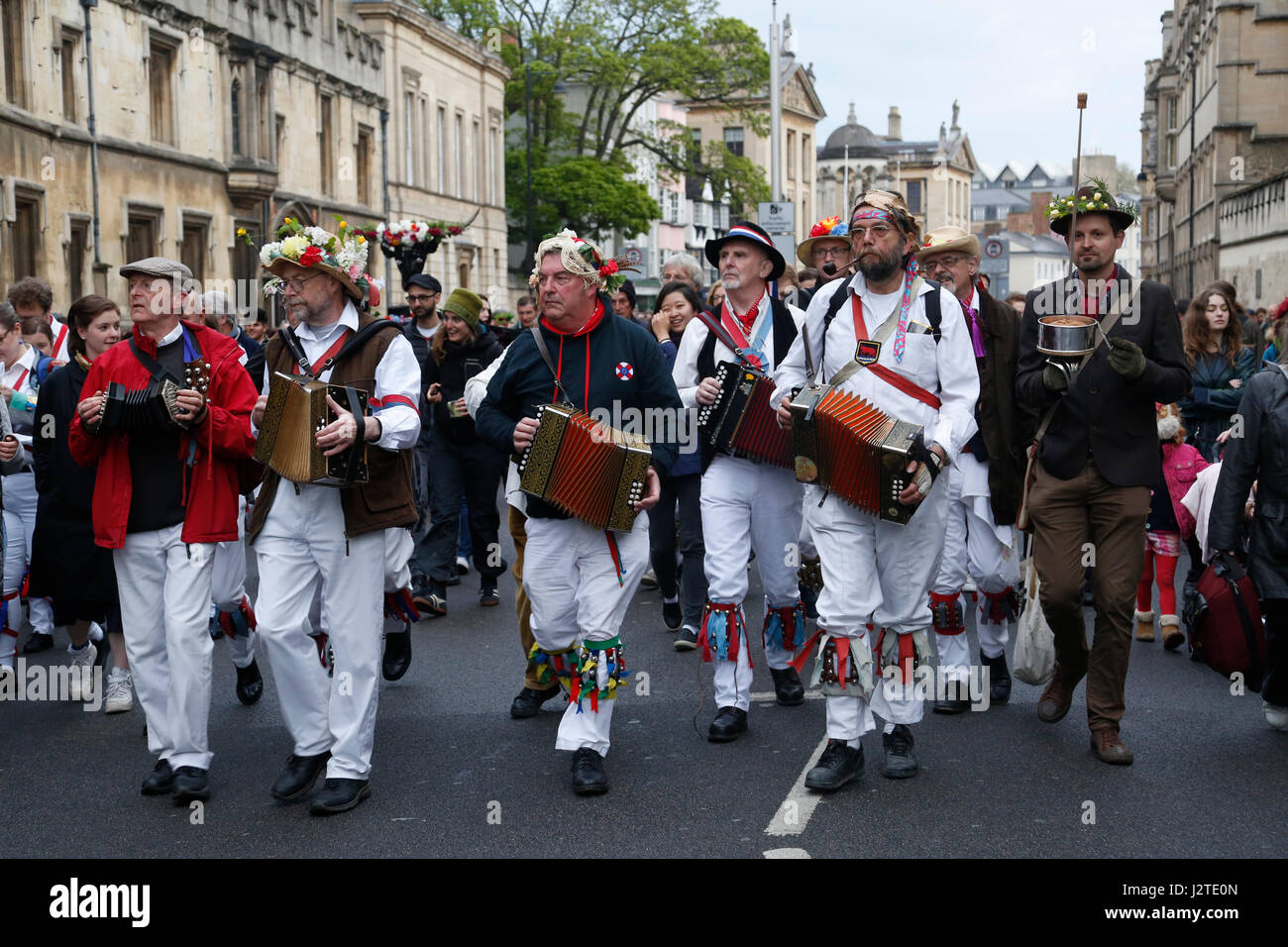 Oxford, UK. 1er mai 2017. Une troupe de Morris men laisse la foule célébrant mai au matin en bas de la rue principale de Pont-de-la-Madeleine. La foule célébrer mai au matin à Oxford en regardant la danse Morris men en face de Hertford College's Pont des Soupirs avec le soleil se lever derrière le pont. Mai au matin est traditionnellement célébré à Oxford avec un chœur chantant du haut de la tour de Magdalen College, après quoi les foules sont le plomb dans les rues par Morris men qui exercent à divers endroits dans toute la ville. Crédit : Jill Walker/Alamy Live News Banque D'Images