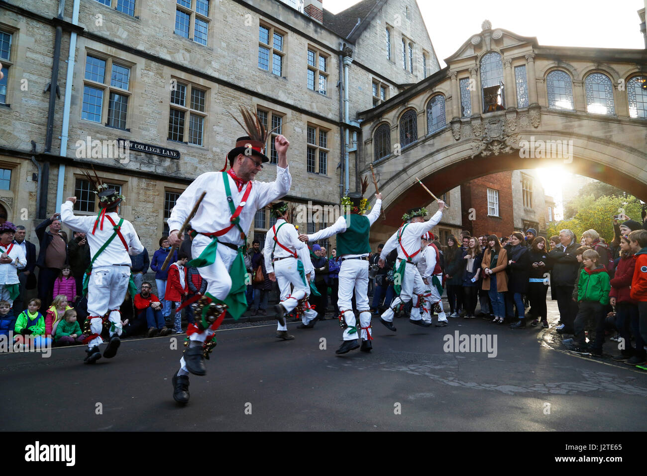 Oxford, UK. 1er mai 2017. La foule célébrer mai au matin à Oxford en regardant la danse Morris men en face de Hertford College's Pont des Soupirs avec le soleil se lever derrière le pont. Mai au matin est traditionnellement célébré à Oxford avec un chœur chantant du haut de la tour de Magdalen College, après quoi les foules sont le plomb dans les rues par Morris men qui exercent à divers endroits dans toute la ville. Crédit : Jill Walker/Alamy Live News Banque D'Images