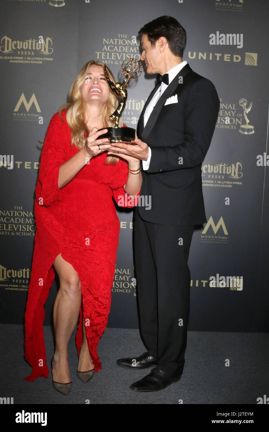 Pasadena, États-Unis. Apr 30, 2017. Daphne Oz, Le Dr Mehmet Oz, Talk Show exceptionnel - dans la salle de presse pour 44th Annual Daytime Emmy Awards - Salle de presse, Pasadena Civic Centre, Pasadena, CA, le 30 avril 2017. Credit : Priscilla Grant/Everett Collection/Alamy Live News Banque D'Images