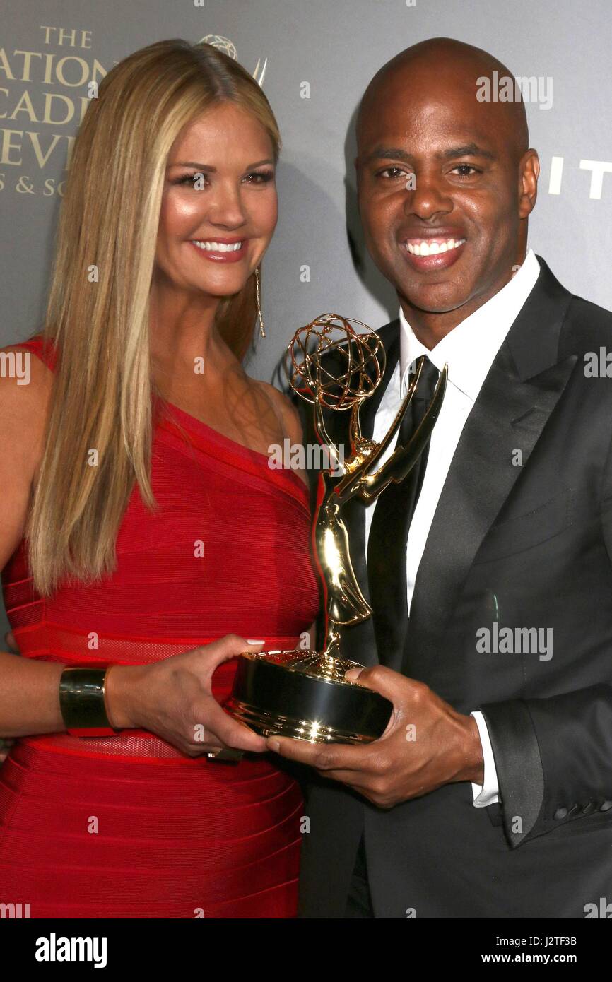 Pasadena, États-Unis. Apr 30, 2017. Nancy O'Dell, Kevin Frazier, Nouvelles de divertissement exceptionnelle, programme de divertissement ce soir dans la salle de presse pour la 44e Journée annuelle de remise des Prix Emmy - Salle de presse, Pasadena Civic Centre, Pasadena, CA, le 30 avril 2017. Credit : Priscilla Grant/Everett Collection/Alamy Live News Banque D'Images