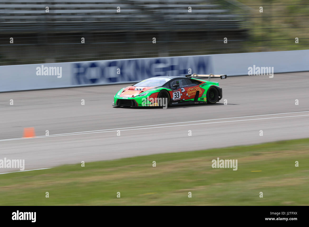 Rockingham, UK. Apr 30, 2017. Barwell Motorsport voiture numéro 33 (Jon Minshaw et Phil beaucoup) sur la piste pour le British GT race at Rockingham Motor Speedway Crédit : Paren Raval/Alamy Live News Banque D'Images