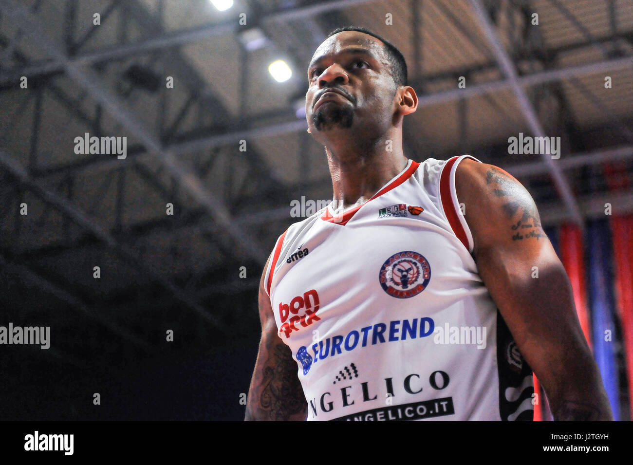 Mike Hall pendant le match ANGELICO Biella - Vérone TEZENIS Première phase PLAY OFF 2016-2017 Campinato Serie A2 Citroen - Race1 Résultat final BIELLA 83 - VERONA 76 Champ : BiellaForum de Biella Crédit : FABIO ANNEMASSE/Alamy Live News Banque D'Images