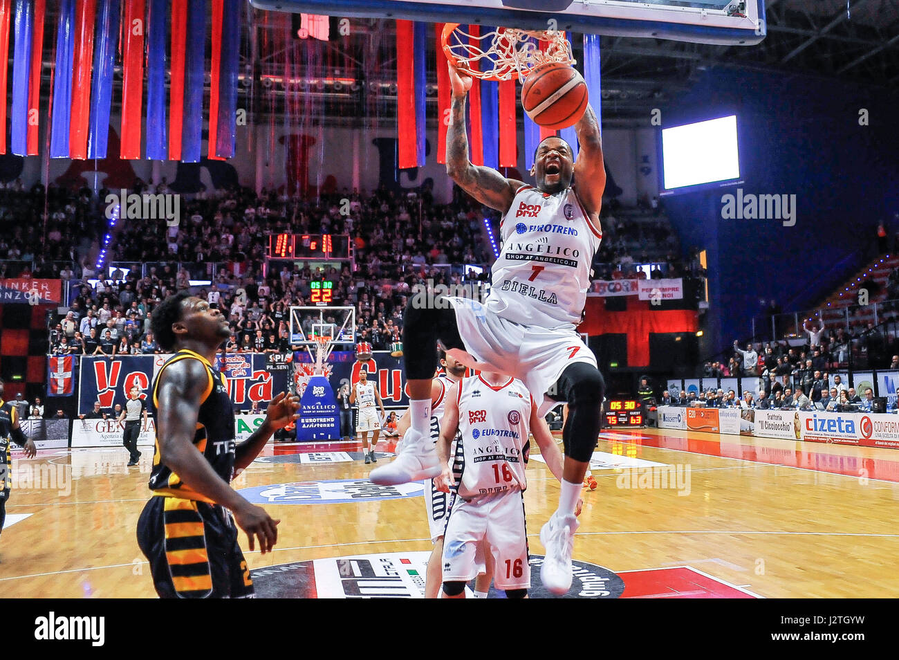 Mike Hall pendant le match ANGELICO Biella - Vérone TEZENIS Première phase PLAY OFF 2016-2017 Campinato Serie A2 Citroen - Race1 Résultat final BIELLA 83 - VERONA 76 Champ : BiellaForum de Biella Crédit : FABIO ANNEMASSE/Alamy Live News Banque D'Images