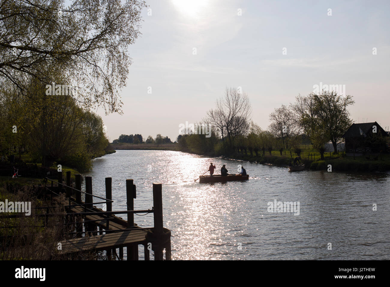 Neuendorf, Allemagne. 01 mai, 2015. Le mini-Kronsnest' 'ferry partant à l'Krueckau in Zürich, Allemagne, 01 mai 2015. Au cours des 25 dernières années, les randonneurs et les cyclistes ont été en mesure de naviguer sur le Krueckau River dans le bateau en bois. Avec un trajet de seulement 16 mètres à marée basse, l'opérateur est le plus petit ferry à main en Allemagne. Photo : Christian Charisius/dpa/Alamy Live News Banque D'Images