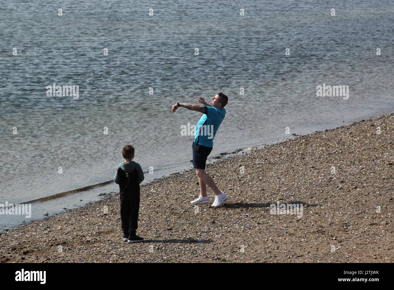 Helensburgh, UK. 1er mai 2017. Jour férié-trippers profitez d'un soleil sur le front malgré les rafales de vent. Credit : ALAN OLIVER/Alamy Live News Banque D'Images