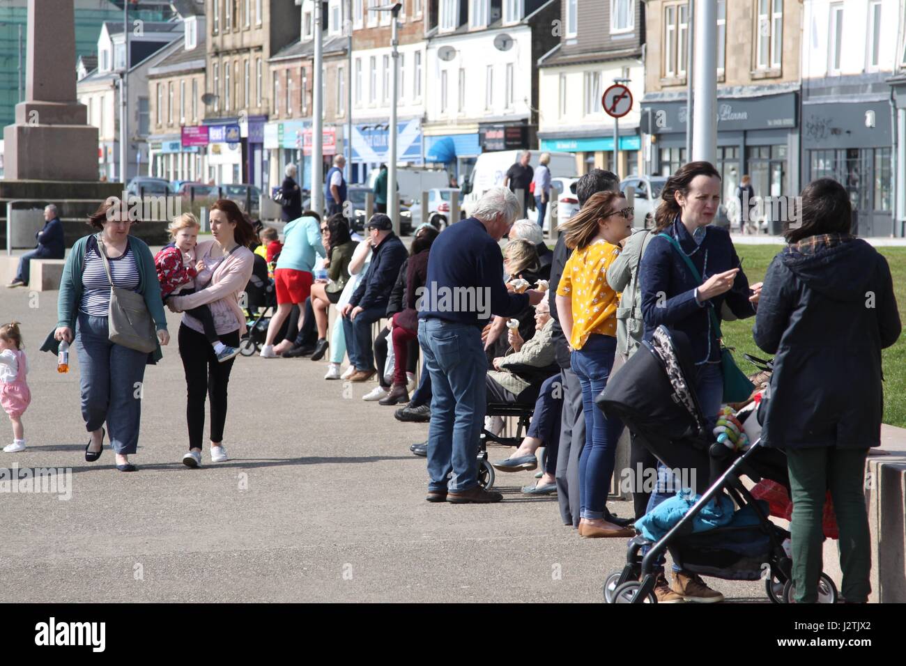 Helensburgh, UK. 1er mai 2017. Jour férié-trippers profitez d'un soleil sur le front malgré les rafales de vent. Credit : ALAN OLIVER/Alamy Live News Banque D'Images