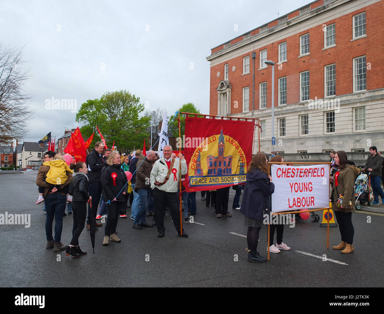 Mai Chesterfield, Derbyshire. Mars Annuel à travers la ville organisée par Chesterfield Trades Union Council a réuni des centaines de partisans du travail et des groupes de gauche. 2017 marque le 40e anniversaire de la marche annuelle qui commémore la Journée Mai vacances de banque comme une maison de vacances des travailleurs. Banque D'Images