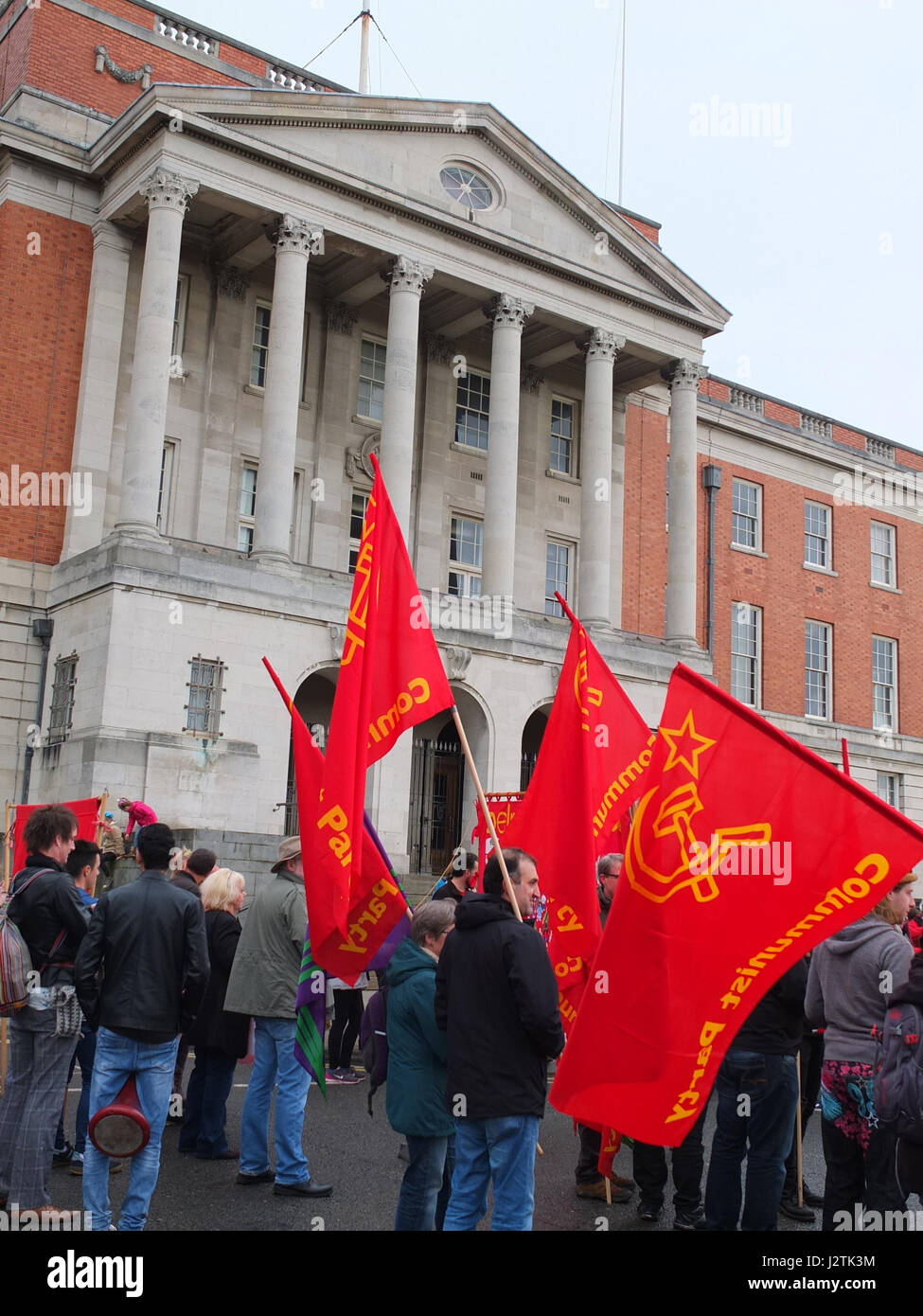 Mai Chesterfield, Derbyshire. Mars Annuel à travers la ville organisée par Chesterfield Trades Union Council a réuni des centaines de partisans du travail et des groupes de gauche. 2017 marque le 40e anniversaire de la marche annuelle qui commémore la Journée Mai vacances de banque comme une maison de vacances des travailleurs. Drapeaux de parti communiste à l'extérieur de l'hôtel de ville Banque D'Images