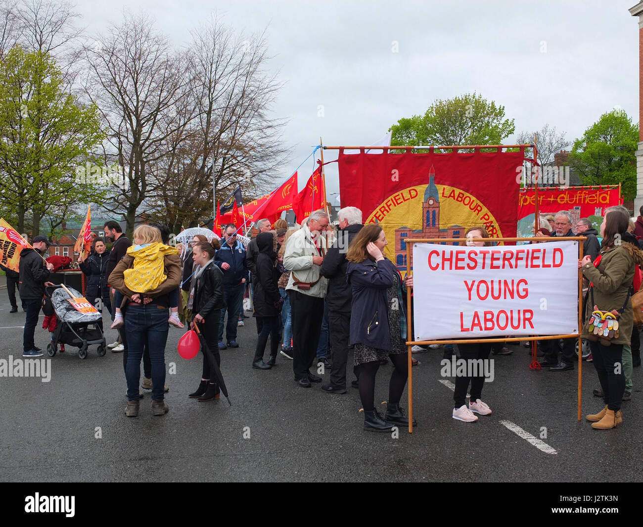 Mai Chesterfield, Derbyshire. Mars Annuel à travers la ville organisée par Chesterfield Trades Union Council a réuni des centaines de partisans du travail et des groupes de gauche. 2017 marque le 40e anniversaire de la marche annuelle qui commémore la Journée Mai vacances de banque comme une maison de vacances des travailleurs. Banque D'Images