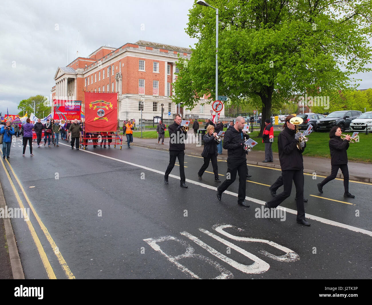 Mai Chesterfield, Derbyshire. Mars Annuel à travers la ville organisée par Chesterfield Trades Union Council a réuni des centaines de partisans du travail et des groupes de gauche. 2017 marque le 40e anniversaire de la marche annuelle qui commémore la Journée Mai vacances de banque comme une maison de vacances des travailleurs. Le mars est animé par la fanfare de la mine de l'Irlande. Banque D'Images