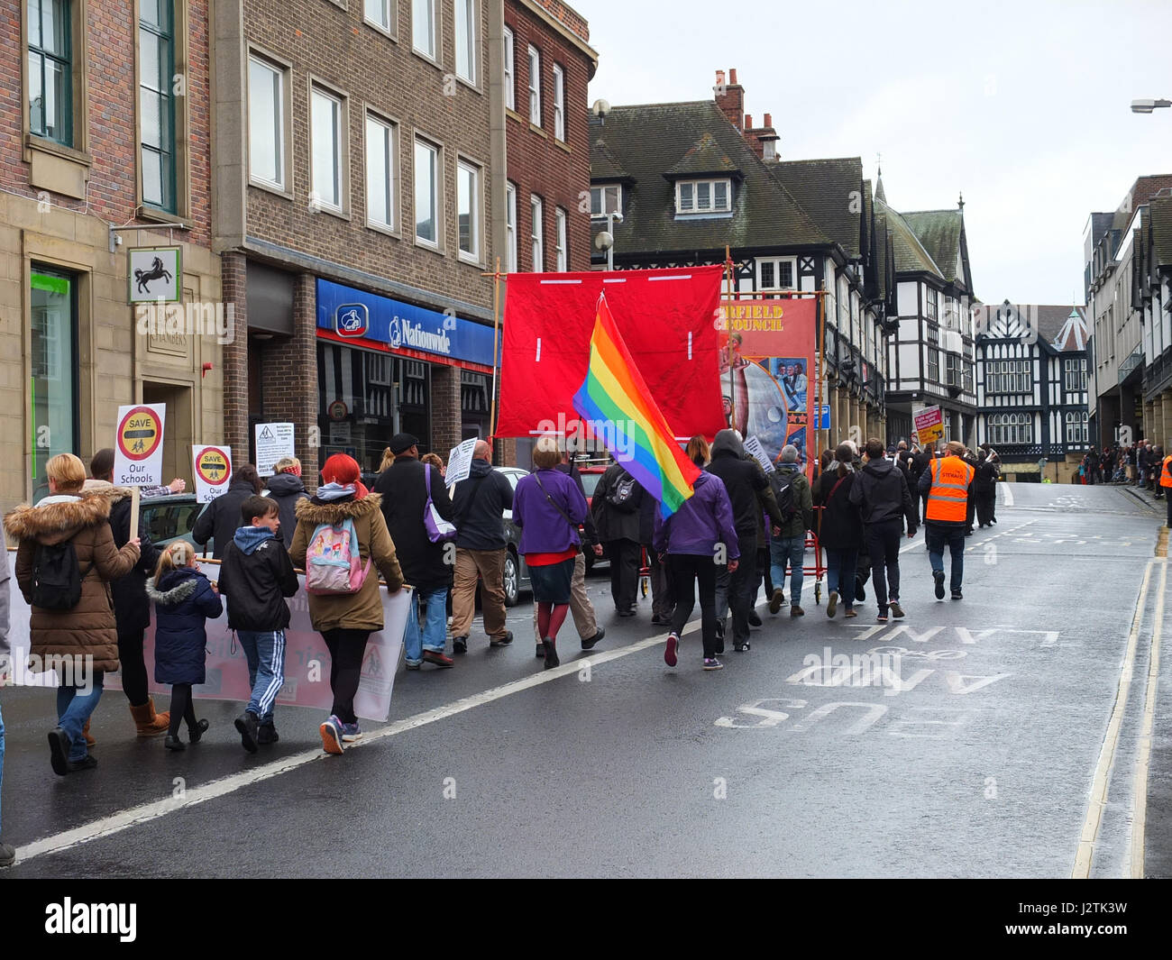 Mai Chesterfield, Derbyshire. Mars Annuel à travers la ville organisée par Chesterfield Trades Union Council a réuni des centaines de partisans du travail et des groupes de gauche. 2017 marque le 40e anniversaire de la marche annuelle qui commémore la Journée Mai vacances de banque comme une maison de vacances des travailleurs. Banque D'Images