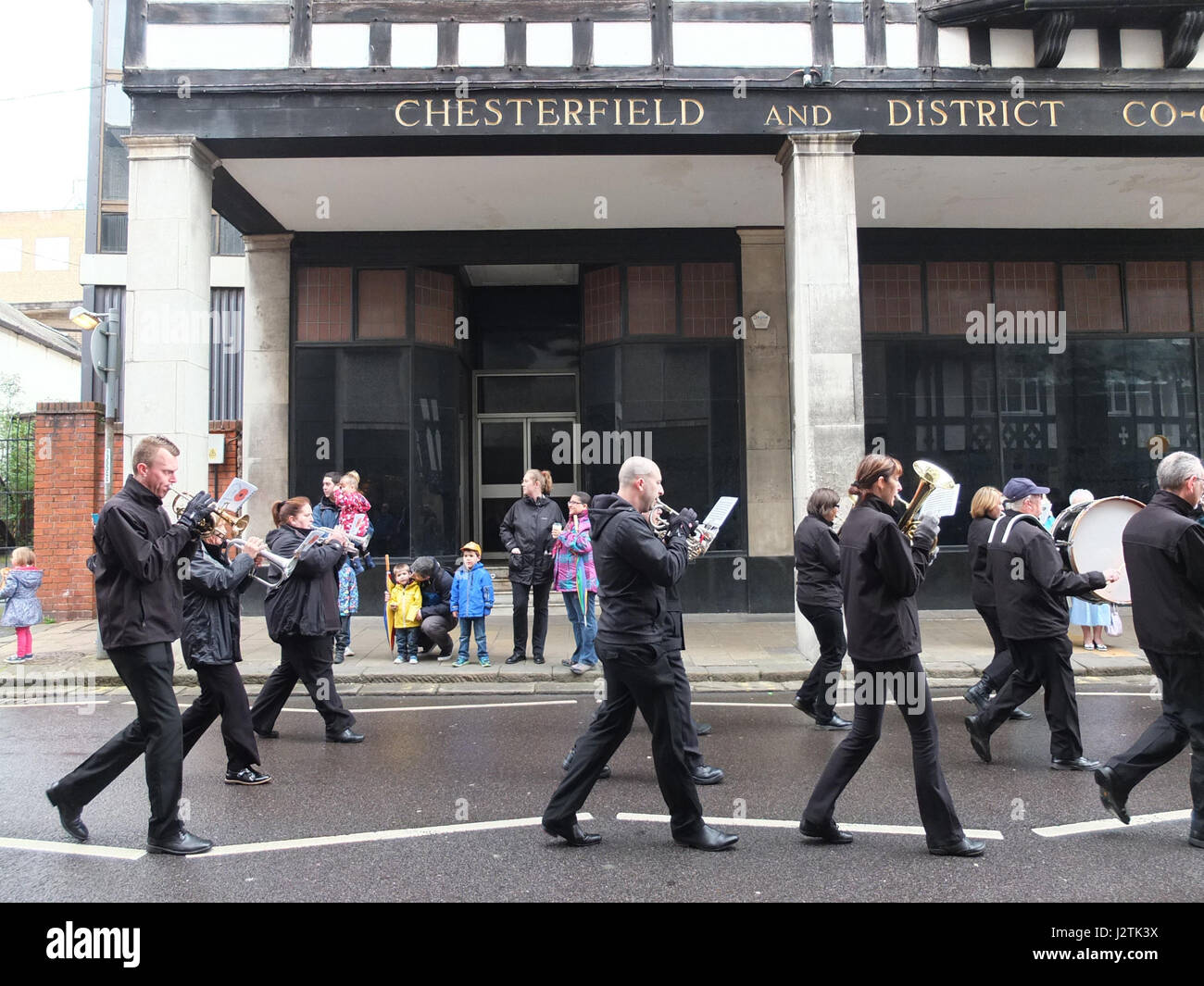 Mai Chesterfield, Derbyshire. Mars Annuel à travers la ville organisée par Chesterfield Trades Union Council a réuni des centaines de partisans du travail et des groupes de gauche. 2017 marque le 40e anniversaire de la marche annuelle qui commémore la Journée Mai vacances de banque comme une maison de vacances des travailleurs. La marche menée par le Brass Band de la mine de l'Irlande. Banque D'Images