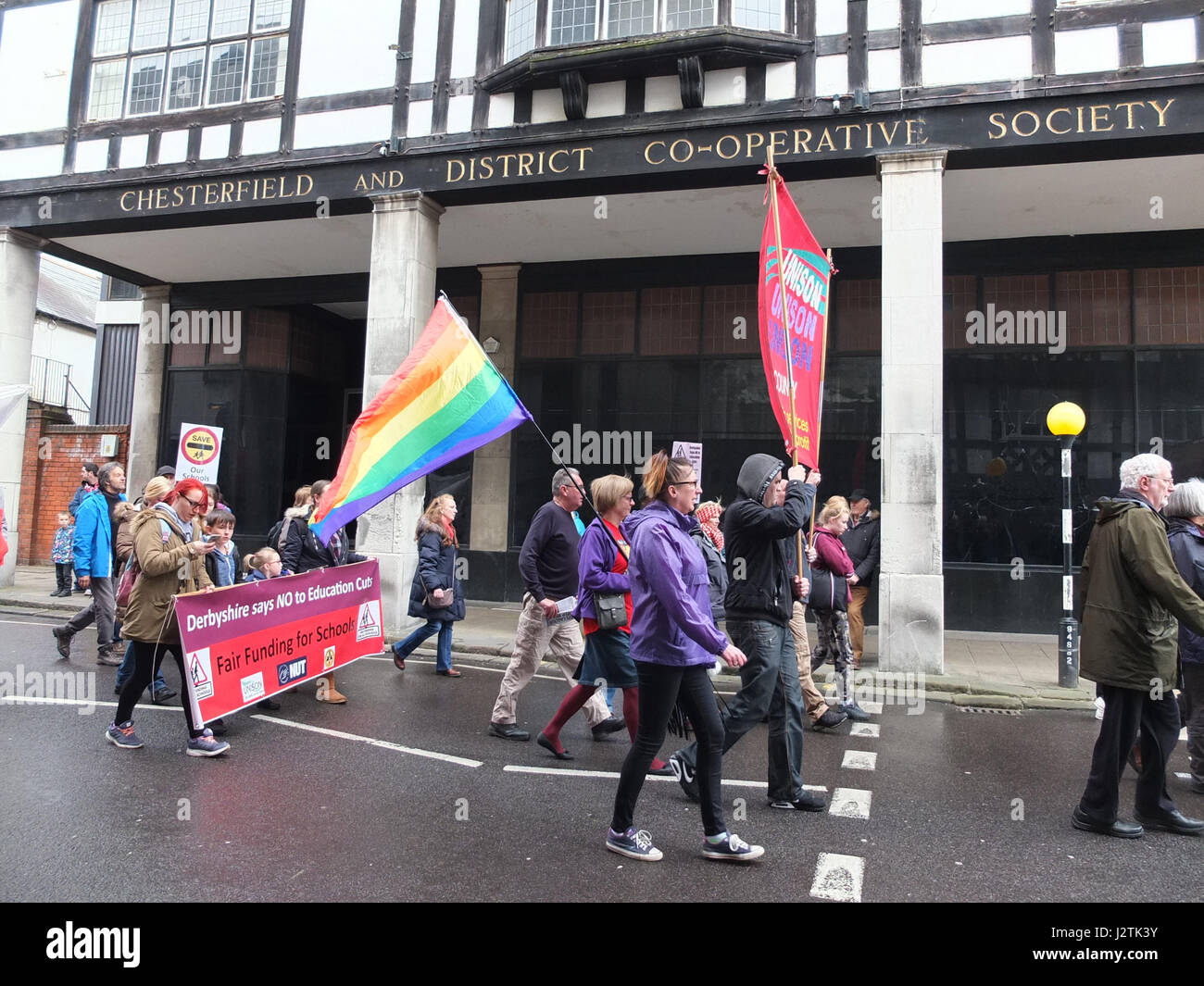 Mai Chesterfield, Derbyshire. Mars Annuel à travers la ville organisée par Chesterfield Trades Union Council a réuni des centaines de partisans du travail et des groupes de gauche. 2017 marque le 40e anniversaire de la marche annuelle qui commémore la Journée Mai vacances de banque comme une maison de vacances des travailleurs. Banque D'Images