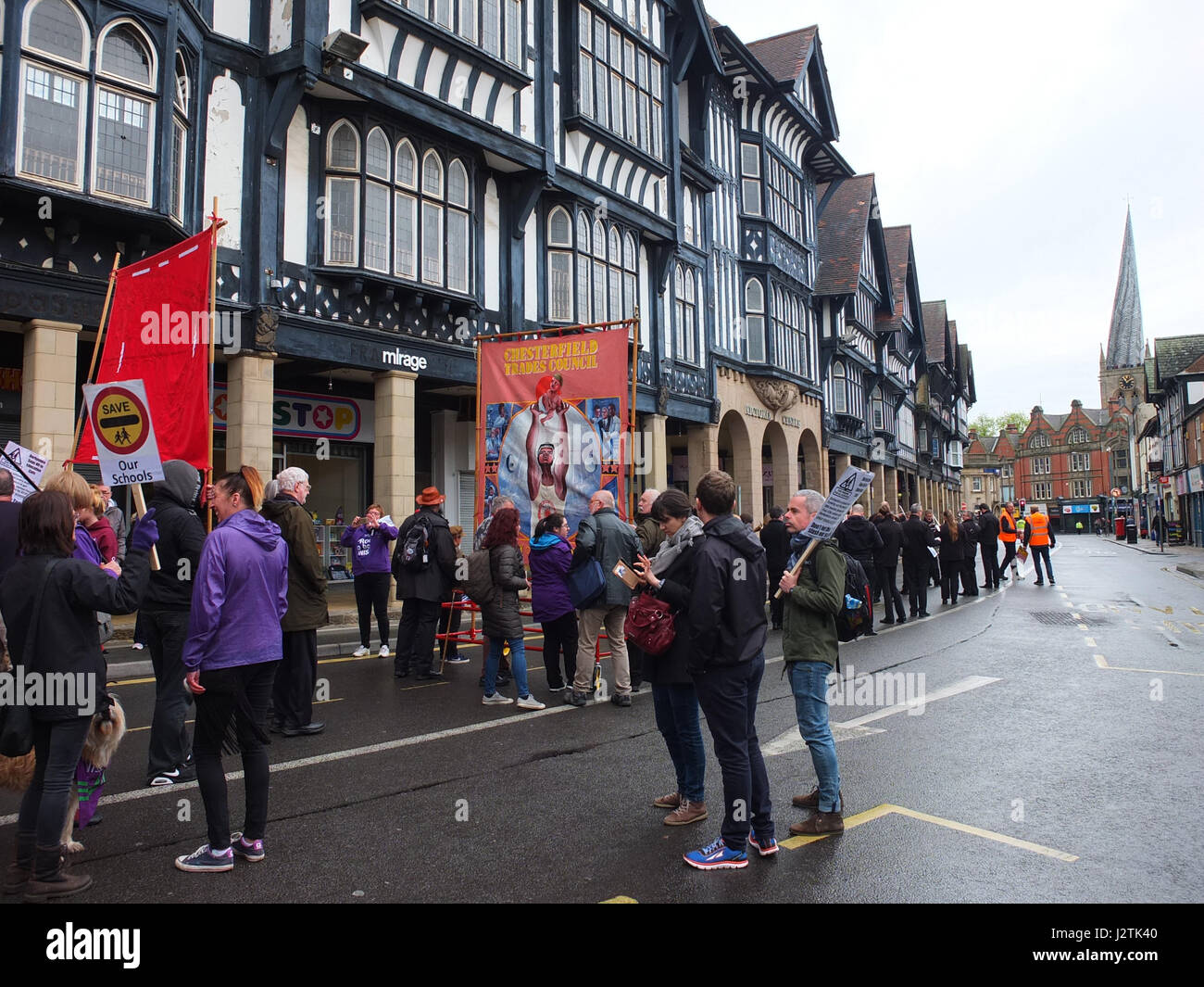 Mai Chesterfield, Derbyshire. Mars Annuel à travers la ville organisée par Chesterfield Trades Union Council a réuni des centaines de partisans du travail et des groupes de gauche. 2017 marque le 40e anniversaire de la marche annuelle qui commémore la Journée Mai vacances de banque comme une maison de vacances des travailleurs. Banque D'Images