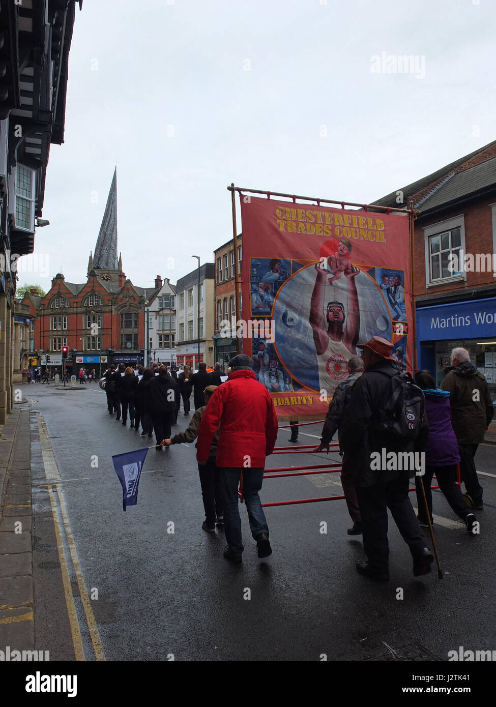 Mai Chesterfield, Derbyshire. Mars Annuel à travers la ville organisée par Chesterfield Trades Union Council a réuni des centaines de partisans du travail et des groupes de gauche. 2017 marque le 40e anniversaire de la marche annuelle qui commémore la Journée Mai vacances de banque comme une maison de vacances des travailleurs. Banque D'Images