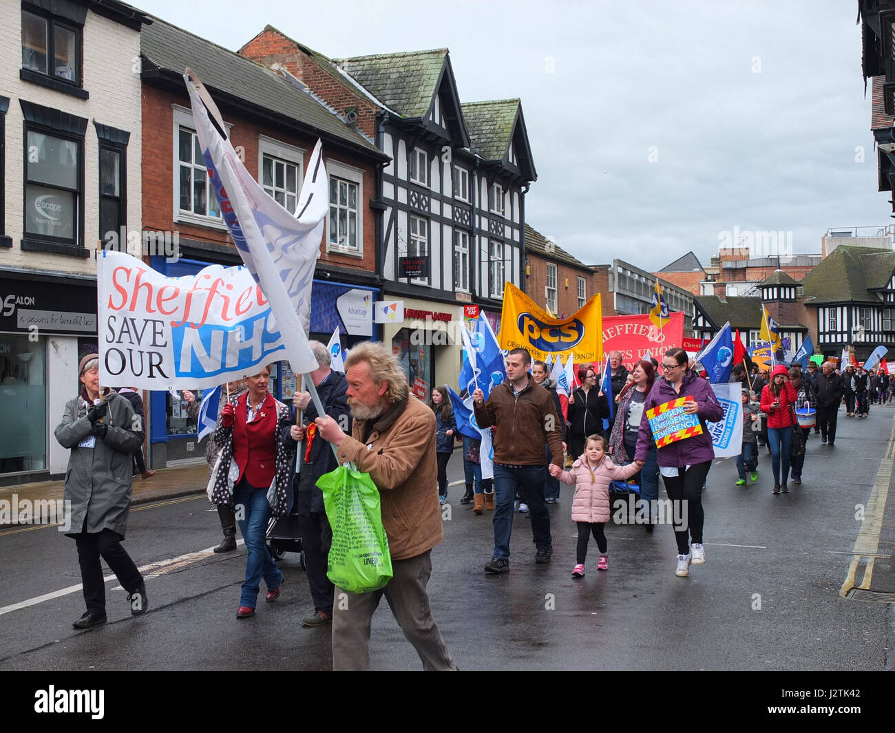 Mai Chesterfield, Derbyshire. Mars Annuel à travers la ville organisée par Chesterfield Trades Union Council a réuni des centaines de partisans du travail et des groupes de gauche. 2017 marque le 40e anniversaire de la marche annuelle qui commémore la Journée Mai vacances de banque comme une maison de vacances des travailleurs. Banque D'Images