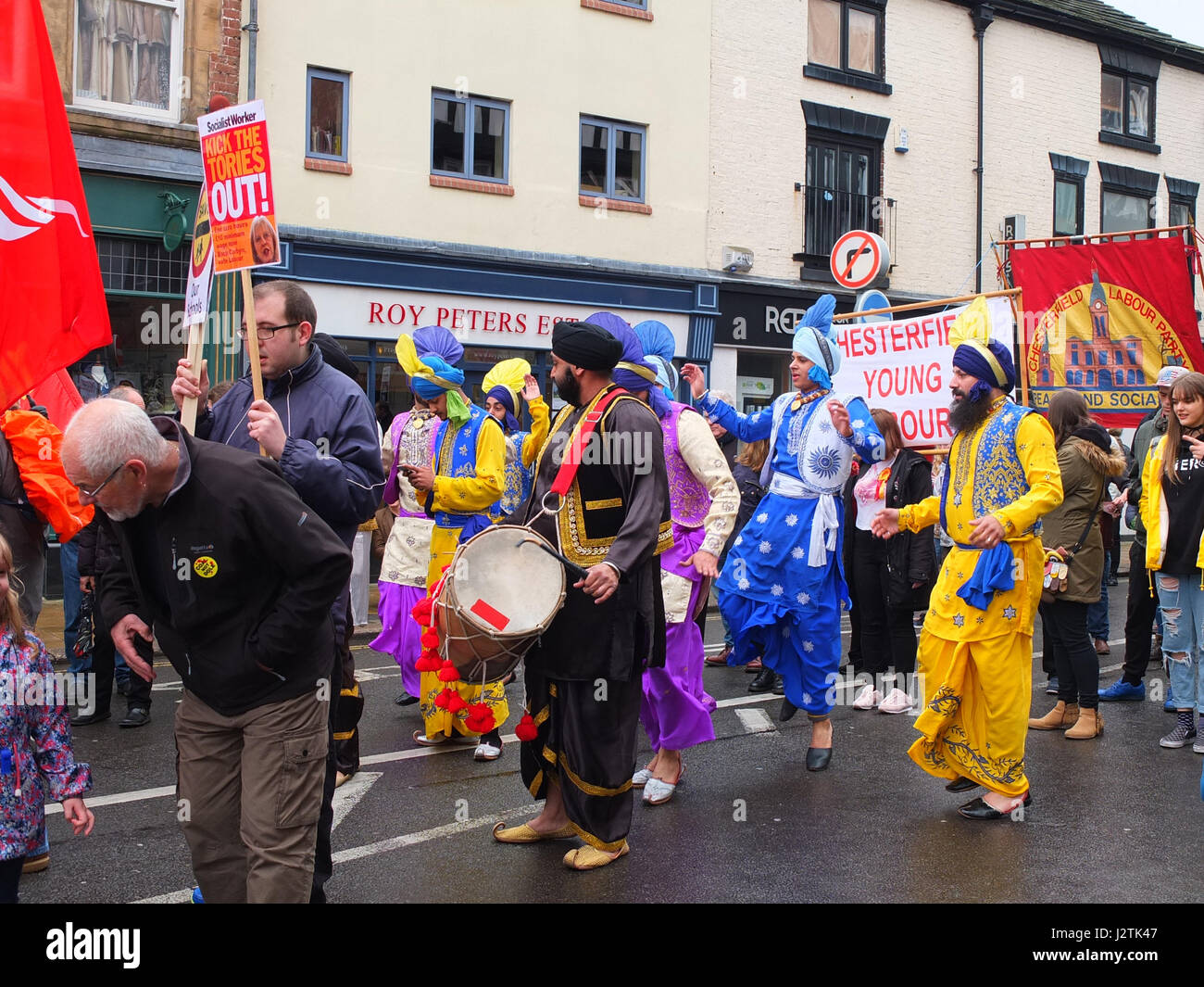 Mai Chesterfield, Derbyshire. Mars Annuel à travers la ville organisée par Chesterfield Trades Union Council a réuni des centaines de partisans du travail et des groupes de gauche. 2017 marque le 40e anniversaire de la marche annuelle qui commémore la Journée Mai vacances de banque comme une maison de vacances des travailleurs. Danseurs Bhangra en costumes colorés dans la parade. Banque D'Images