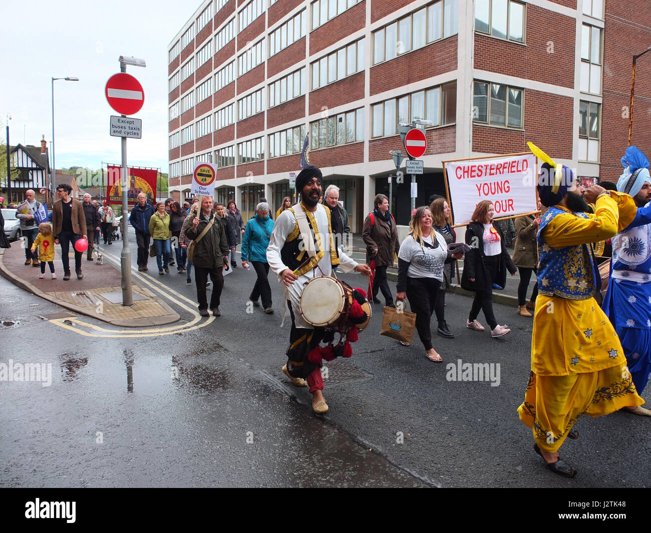 Mai Chesterfield, Derbyshire. Mars Annuel à travers la ville organisée par Chesterfield Trades Union Council a réuni des centaines de partisans du travail et des groupes de gauche. 2017 marque le 40e anniversaire de la marche annuelle qui commémore la Journée Mai vacances de banque comme une maison de vacances des travailleurs. Danseurs Bhangra en costumes colorés dans la parade. Banque D'Images