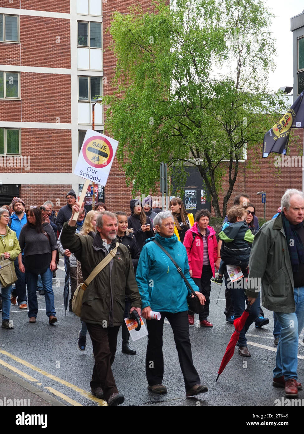 Mai Chesterfield, Derbyshire. Mars Annuel à travers la ville organisée par Chesterfield Trades Union Council a réuni des centaines de partisans du travail et des groupes de gauche. 2017 marque le 40e anniversaire de la marche annuelle qui commémore la Journée Mai vacances de banque comme une maison de vacances des travailleurs. Banque D'Images