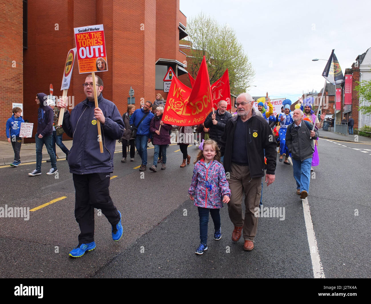 Mai Chesterfield, Derbyshire. Mars Annuel à travers la ville organisée par Chesterfield Trades Union Council a réuni des centaines de partisans du travail et des groupes de gauche. 2017 marque le 40e anniversaire de la marche annuelle qui commémore la Journée Mai vacances de banque comme une maison de vacances des travailleurs. Banque D'Images