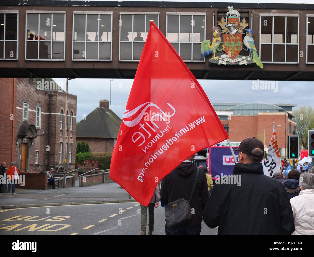 Mai Chesterfield, Derbyshire. Mars Annuel à travers la ville organisée par Chesterfield Trades Union Council a réuni des centaines de partisans du travail et des groupes de gauche. 2017 marque le 40e anniversaire de la marche annuelle qui commémore la Journée Mai vacances de banque comme une maison de vacances des travailleurs. Mars se déplace sous le pont nouveau Beetwell Street regardés par les personnes sur la passerelle portant les villages crest ci-dessus. Banque D'Images