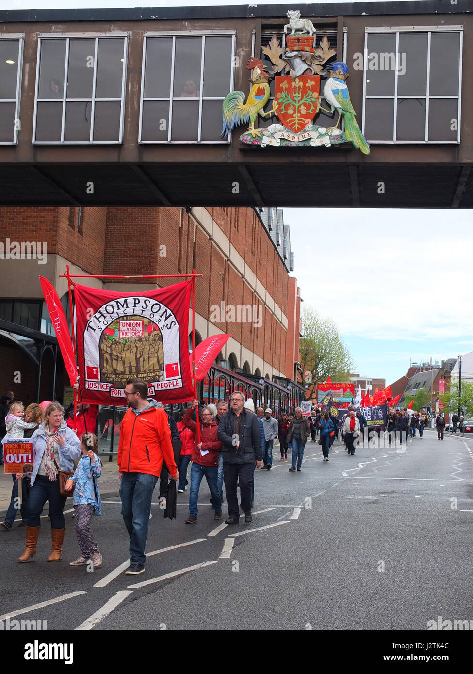 Mai Chesterfield, Derbyshire. Mars Annuel à travers la ville organisée par Chesterfield Trades Union Council a réuni des centaines de partisans du travail et des groupes de gauche. 2017 marque le 40e anniversaire de la marche annuelle qui commémore la Journée Mai vacances de banque comme une maison de vacances des travailleurs. Banque D'Images