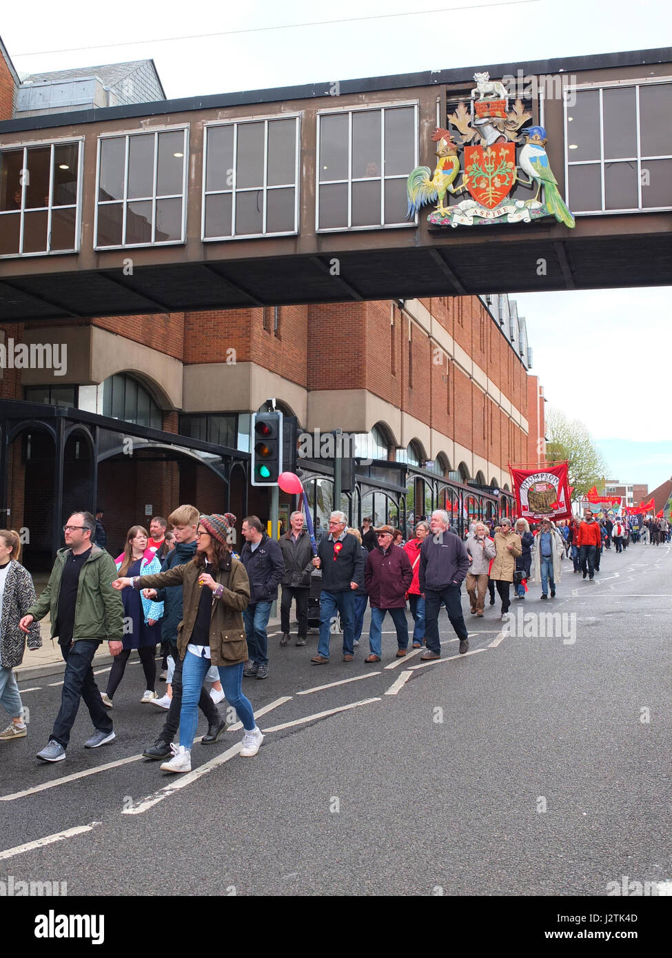 Mai Chesterfield, Derbyshire. Mars Annuel à travers la ville organisée par Chesterfield Trades Union Council a réuni des centaines de partisans du travail et des groupes de gauche. 2017 marque le 40e anniversaire de la marche annuelle qui commémore la Journée Mai vacances de banque comme une maison de vacances des travailleurs. Banque D'Images
